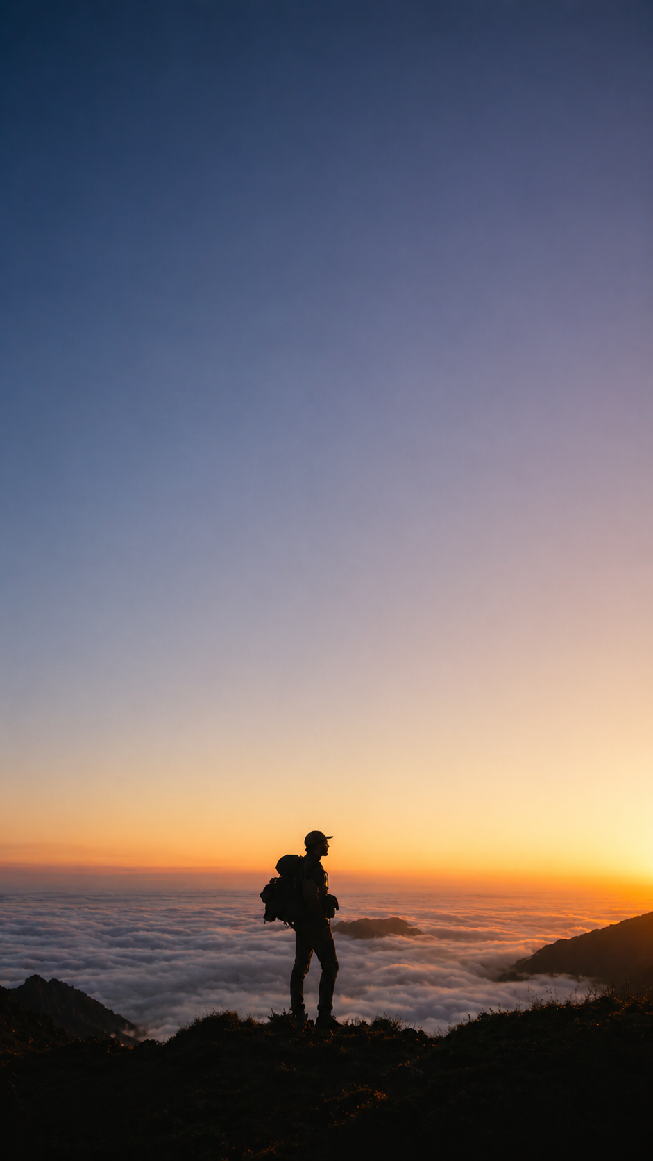 Brasileiro no topo da montanha ao amanhecer